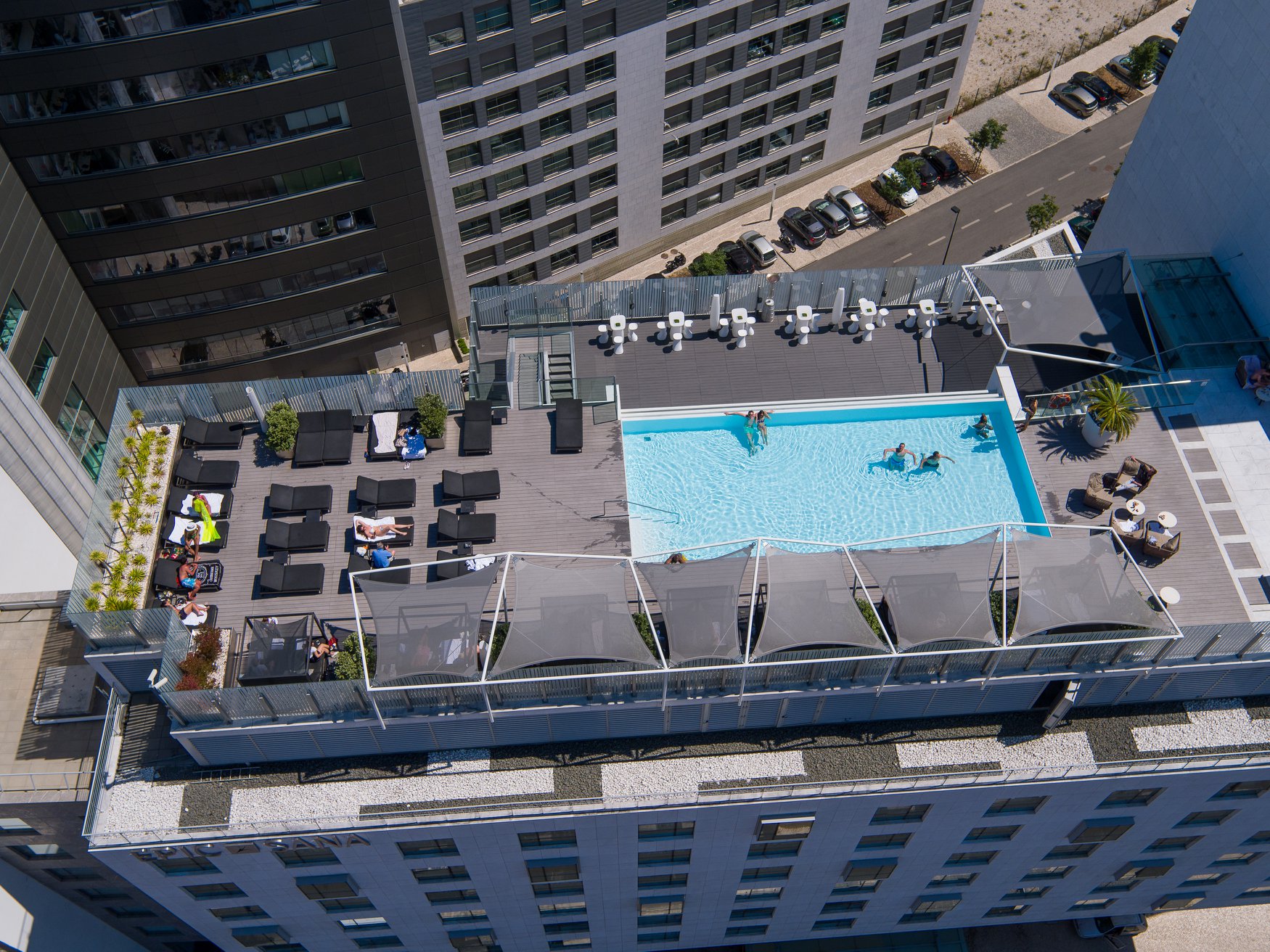 Upscale Bar with swimming pool at the Epic Sana Lisboa Hotel Rooftop