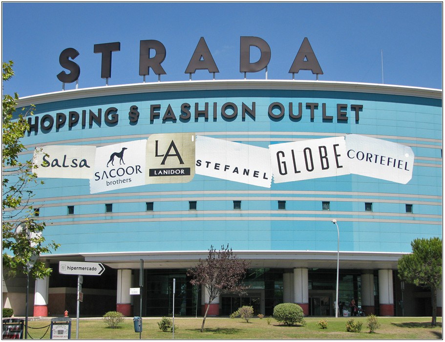 Strada Outlet Center near Lisbon